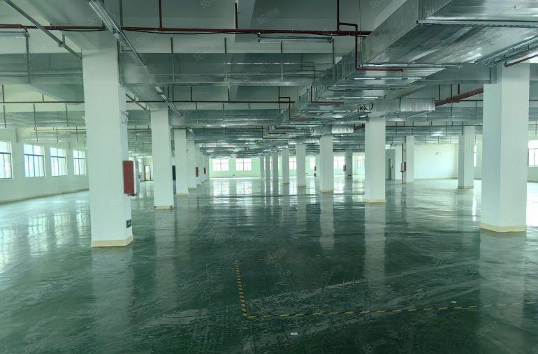 小金口厂房出租，8块一平，30000平，货梯3吨，证件齐全