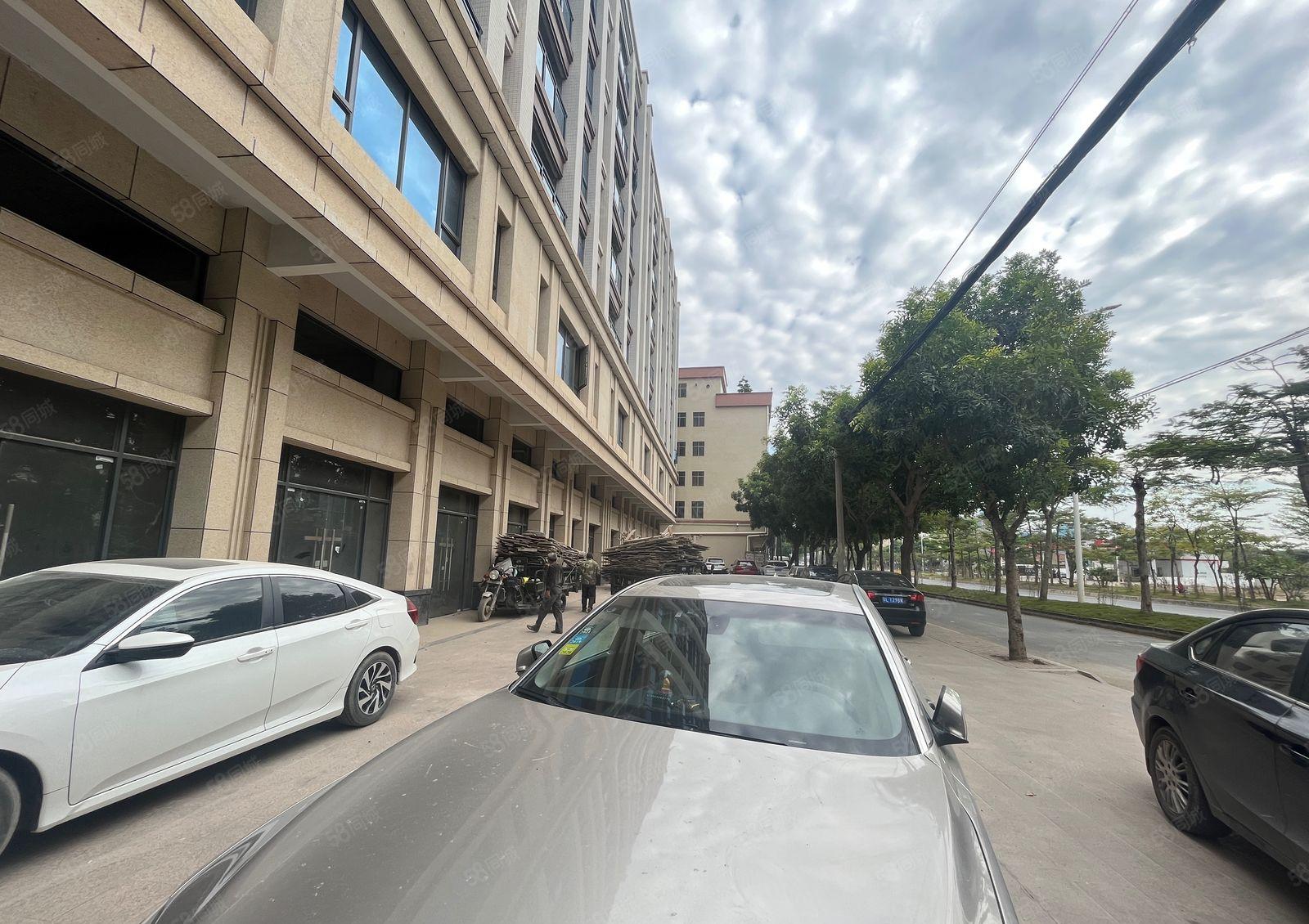 惠州大道边，一楼500平方，空地超大，适合卖场展厅封行业