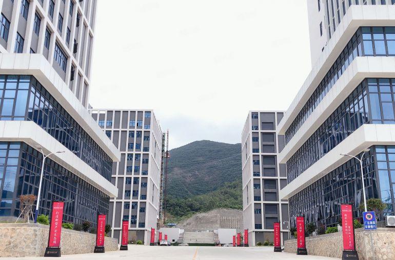 7块！免租期5个月，三栋1600平原房东带装修厂房仓库出租