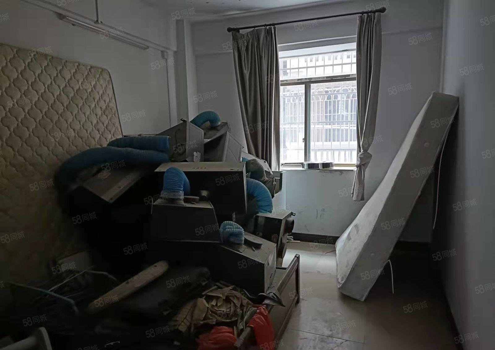 南部新城三栋市场 旁边整栋2至6层装修好招租 做好27套一房