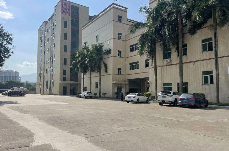 原房东实际面积出租，2500平方带精装修，证件齐全。