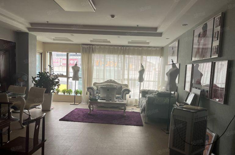 原房东现成装修办公室带家私家电。配有2吨客梯3千元