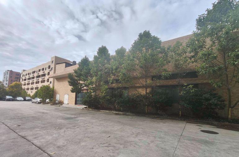 惠阳平潭怡发工业园一楼标准厂房2300平，现成行车，现成装修