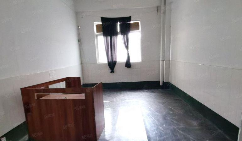 5元厂房！镇隆新圩一楼800平带装修楼上350平仓库出租!