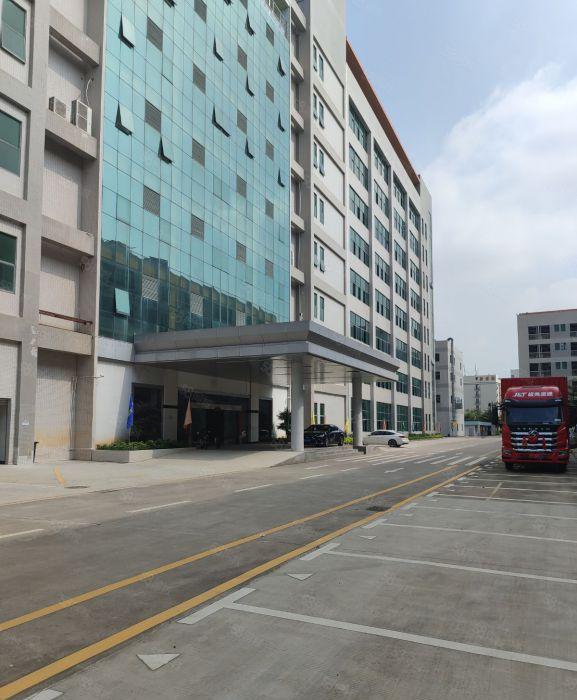 10块，8000平米楼上5，原房东无公摊，空地大有地坪漆