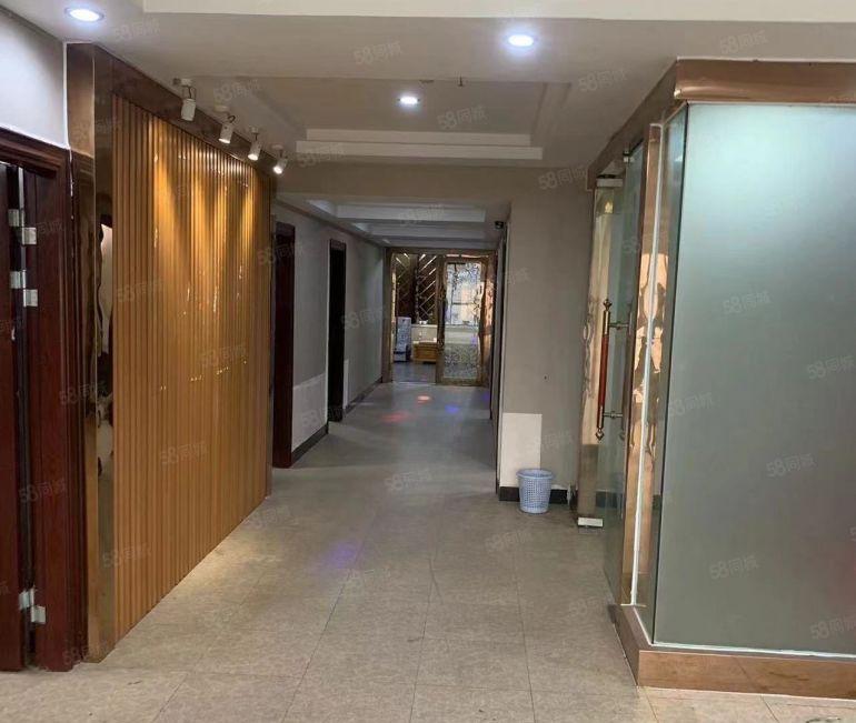 原房东现成装修办公室带家私家电。配有2吨客梯3千元