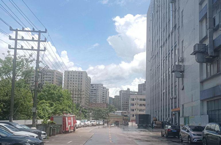 惠阳新圩塘下205国道边红本标准厂房一楼2100平