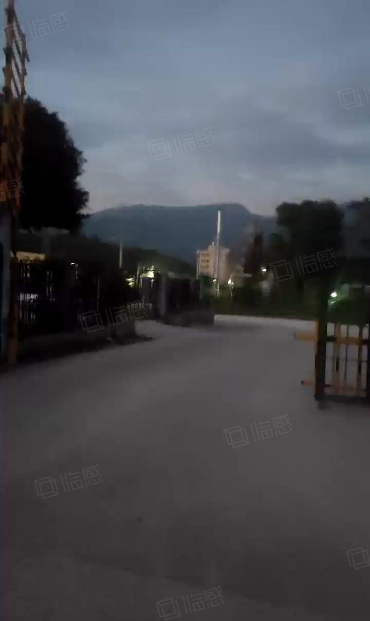 独门独院厂房，现成40吨行吊，原房东出租，证件齐全。