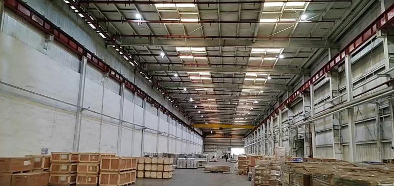 单一层钢结构厂房出租，层高13米，有行车，面积3万平，可分租