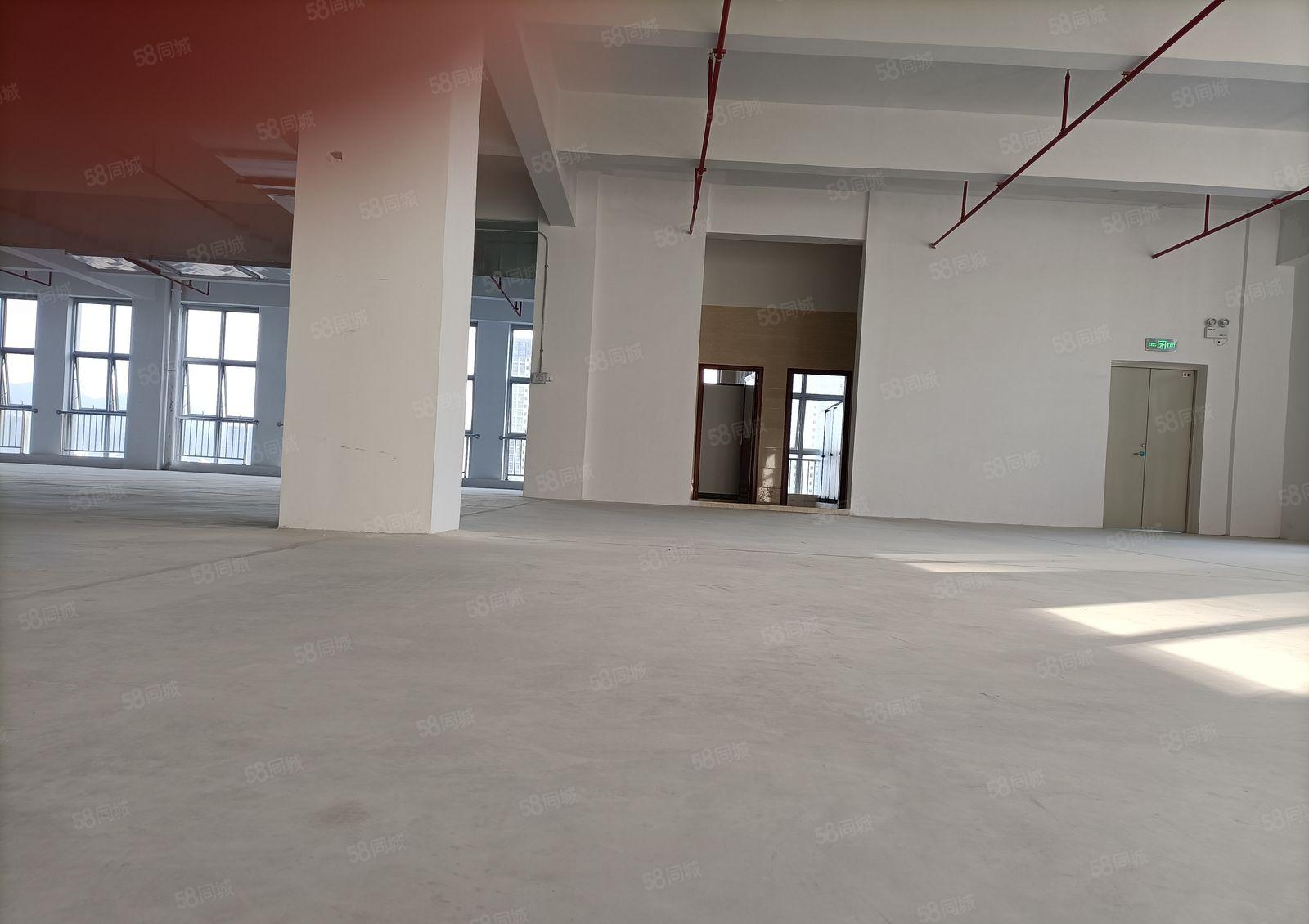 原房东实测使用率1500平刚好半层配5部电梯。