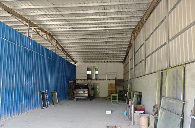 原房东滴水7米钢构出租，实际面积220平，现成办公室宿舍！