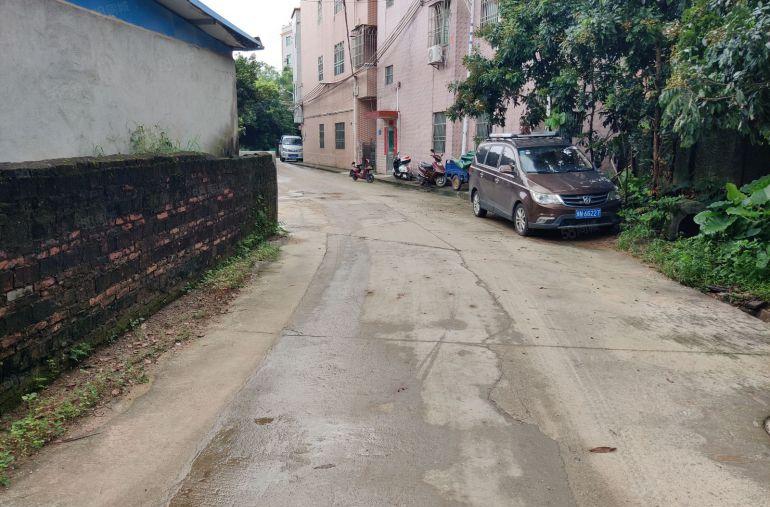 龙海一路新空出130平小房子，水电齐全带卫生间。