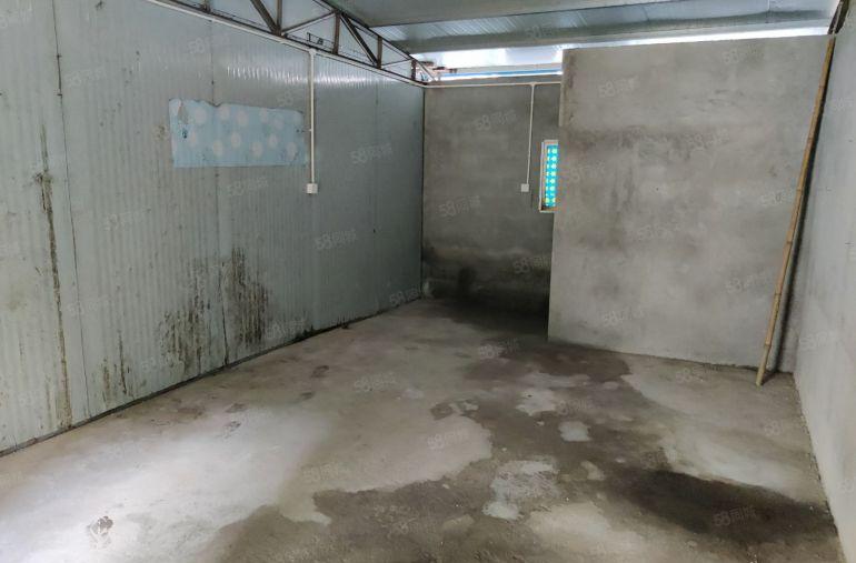 龙海一路新空出130平小房子，水电齐全带卫生间。