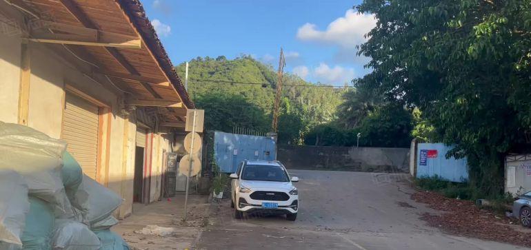 龙光城周边，个位数。单一层钢构厂房仓库330平米，单价8元。