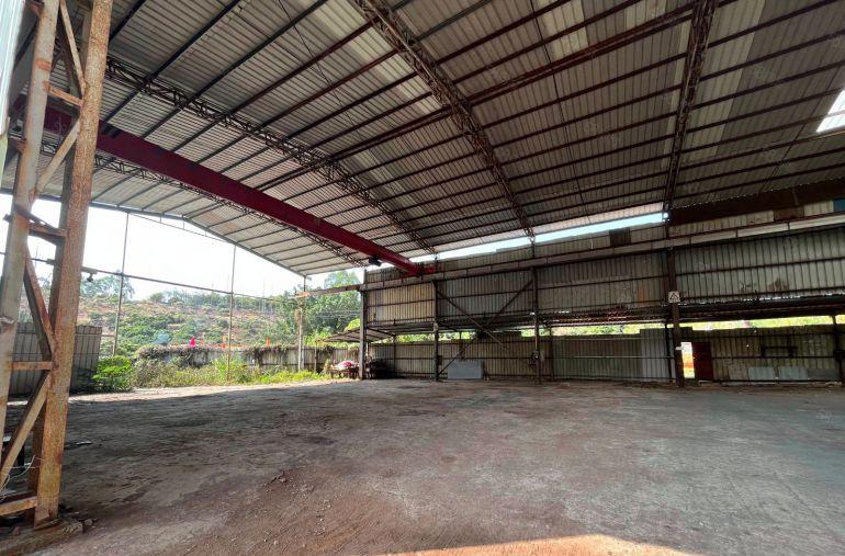 石化区附近钢构1400平米，租金11200元月，可进出大车