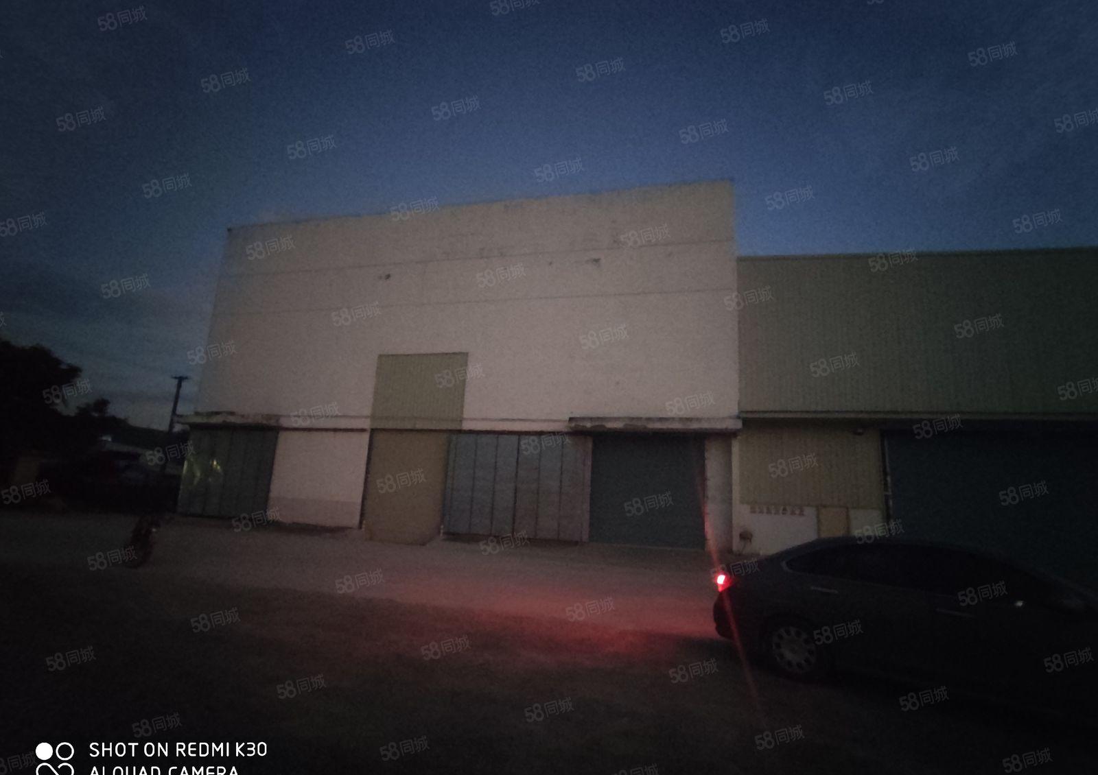 独门独院厂房，现成40吨行吊，原房东出租，证件齐全。