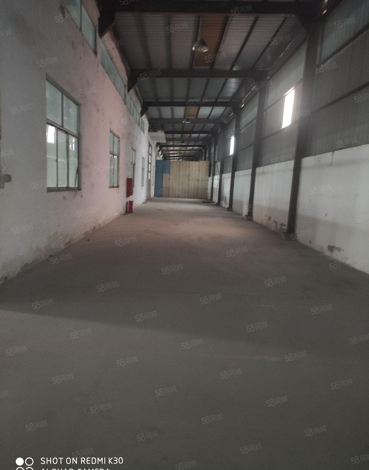 临深厂房，室内室外均有卸货平台。