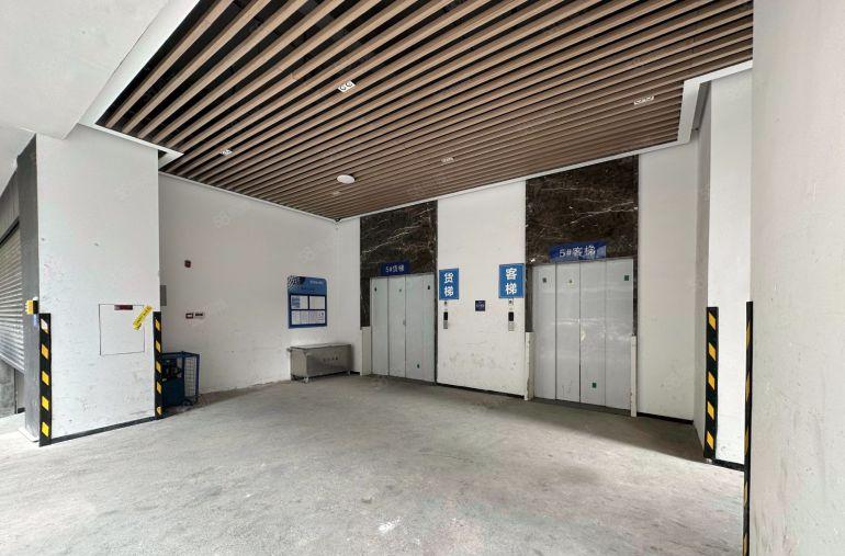 14元每平方！比亚迪旁楼上2000平方厂房低价出租带精装修