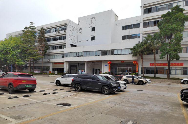 大亚湾西区1楼高度9.5米，厂房出租，11800平米可分租