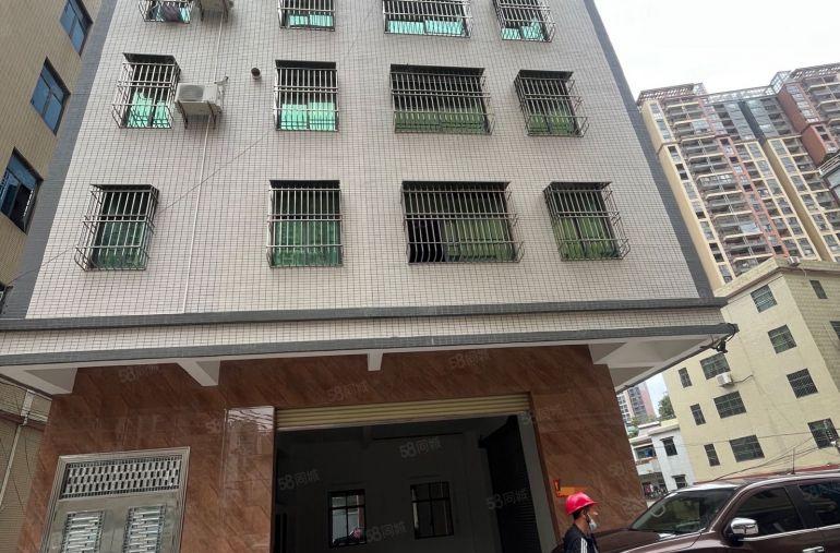 大亚湾澳头路边铺面出租，有阁楼，三相电，好停车。