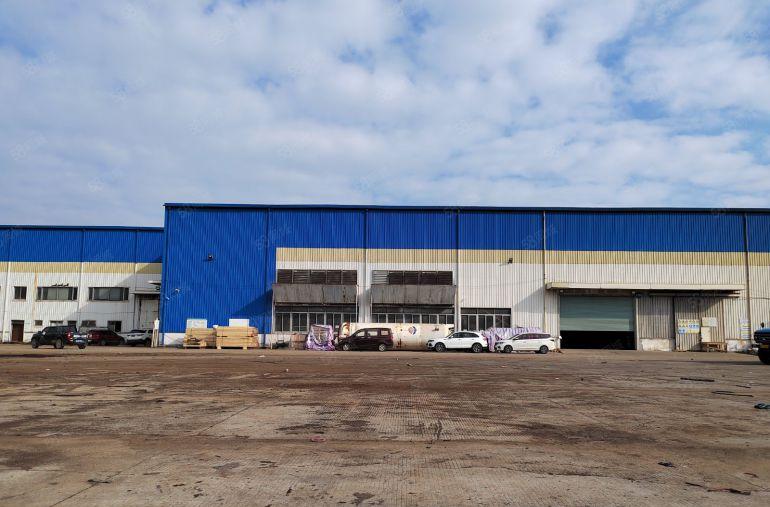 单一层钢结构厂房出租，层高13米，有行车，面积3万平，可分租