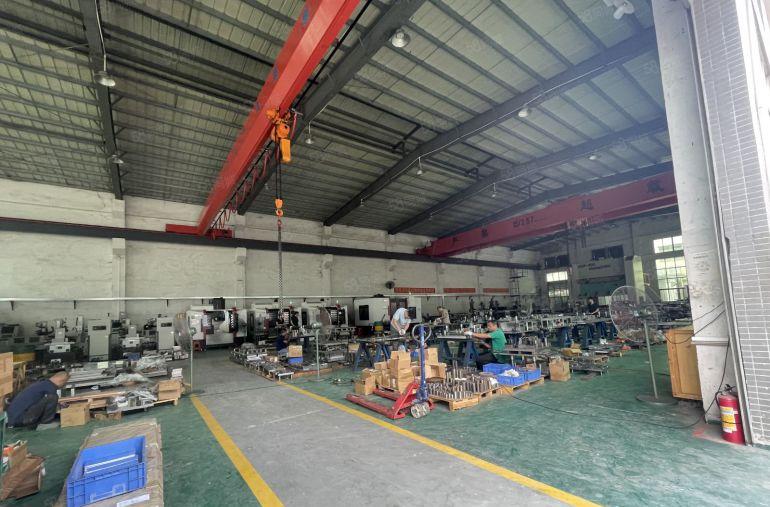 新出原房东自带航车2部单一层厂房出租，