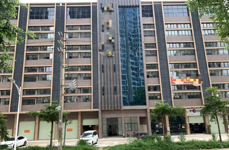 石湾镇中心红本写字楼招租，精装修水电齐全，人流量大，好招工