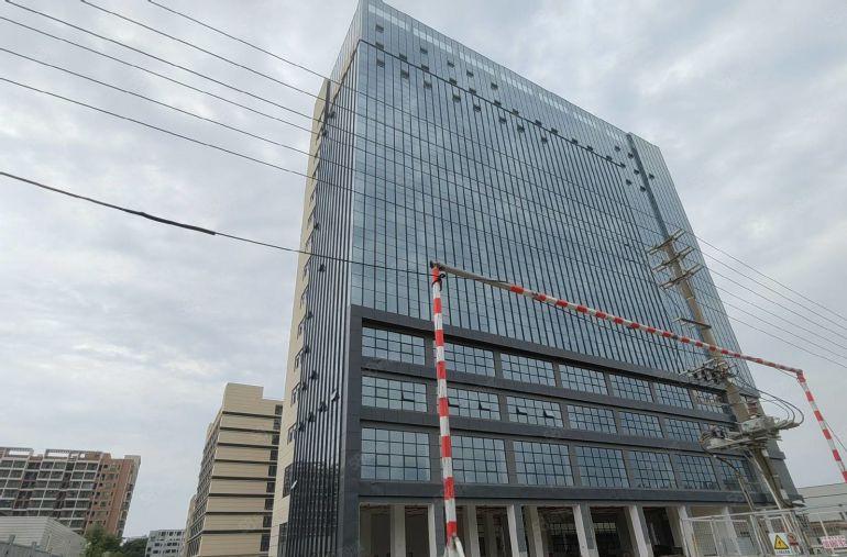 龙溪高速路口附近8元全新厂房出租，高大上标准厂房一楼8米