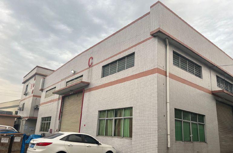 厂房出租带航车，中间没有柱子，独立精装修办公室有注塑喷油环评