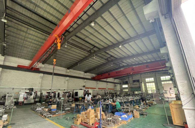 新出原房东自带航车2部单一层厂房出租，