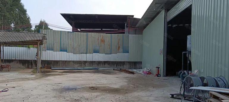 靠山边偏僻小独院铁皮房1300平 空地1500 大车可进出