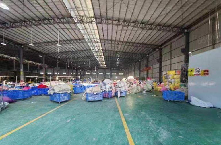 园洲衣服塑胶类看过来4200平 带装修 水电齐 可架行车