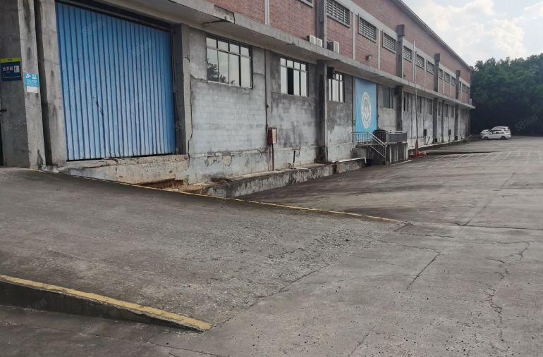 原房东重工业厂房。带牛角位。