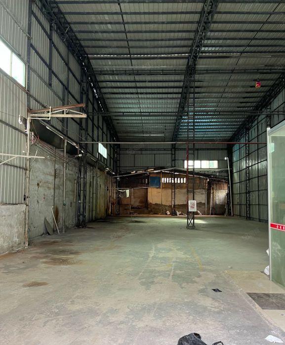 出租大岭沙梨园附近1100平方钢结构厂房，可租一半，单价12