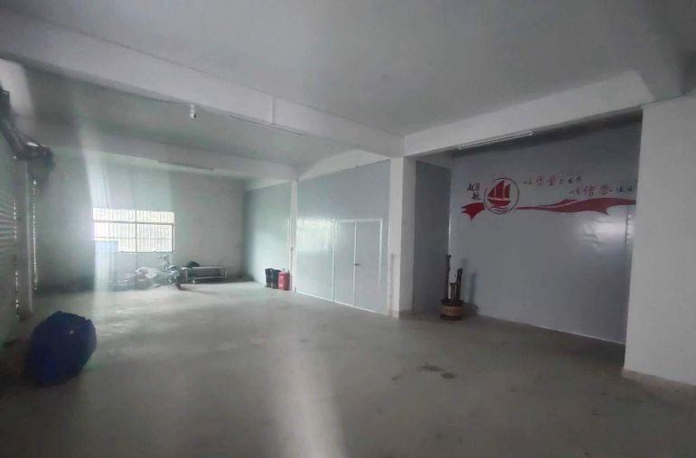 交通便利，门面宽，有三相电，另外还有一个180平方的宿舍另租