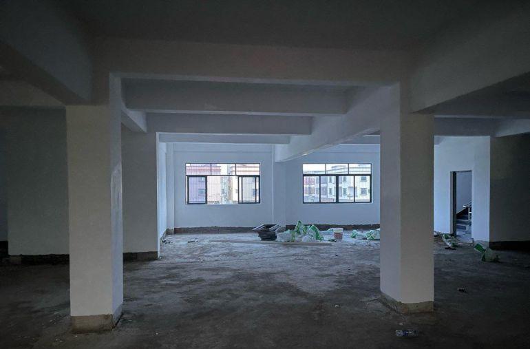 独立电梯，配重1.6吨，临马路边，出去方便，有空地可停车。