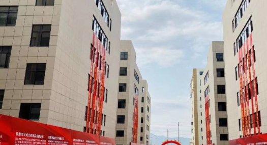 惠州博罗 杨桥镇大坑办事处1720000㎡ 框架厂房出售层高7.5米 跨度20米 柱距15米 配电300KVA 独院天车3吨 有蒸汽 有燃气 可环评 可分租