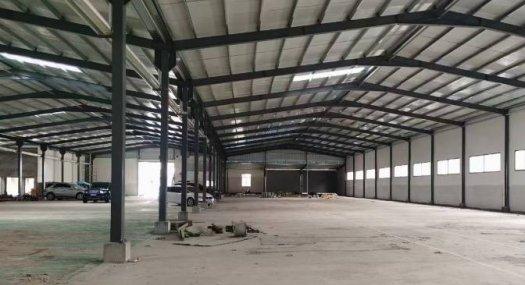 深圳观澜大型产业园大水坑新出一楼7000平米，进出大货车方便，可做仓库、物流、生产，带卸货平台，7000平方可分租1324平—2556平—2876平厂房出租