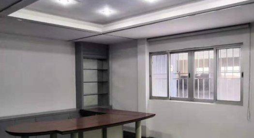 宝安石岩松柏路旁一楼1250平精装办公室出租！