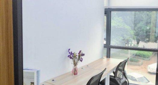 布吉地铁口1一5人办公室出租，可注册公司，费用全包