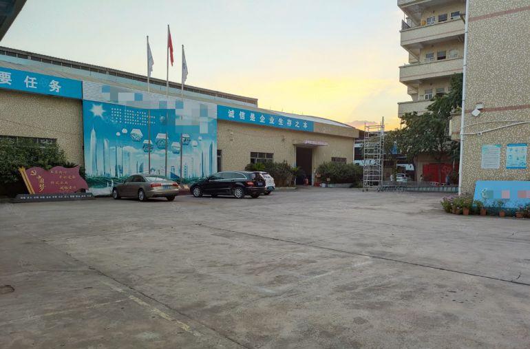 东城新出原房东独院单一层3300低价出租，大小可分，超大空地