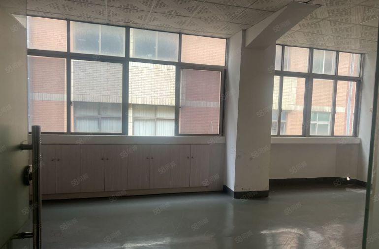 龙眼楼上新出600平 带独立办公室  全新地坪漆