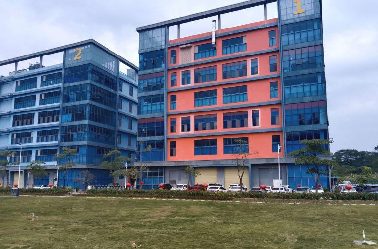 长安空出花园式厂房三楼3200平方，现成装修水电齐全，可分租