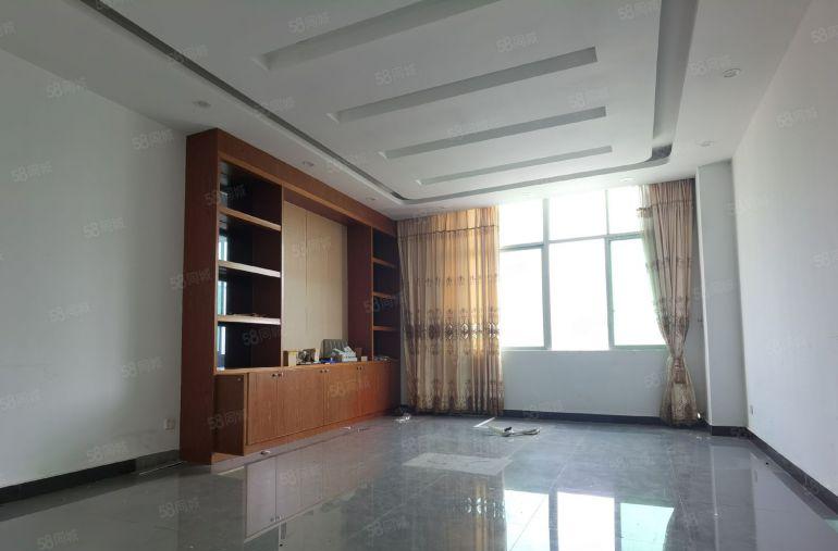 刚搬空楼上1600平方，精装修厂房出租，水电齐全，无需转让费