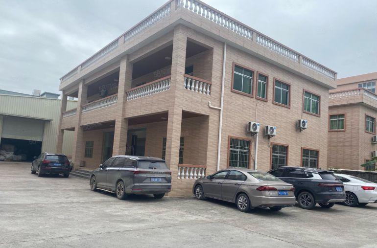 常平镇新出二楼1500平方米出租 有地坪办公室。