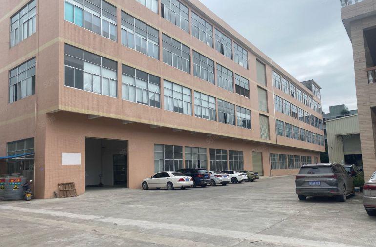 常平镇新出二楼1500平方米出租 有地坪办公室。