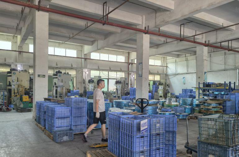 （低价出租)精装水电办公室一楼1100平层高6米适合各行各业