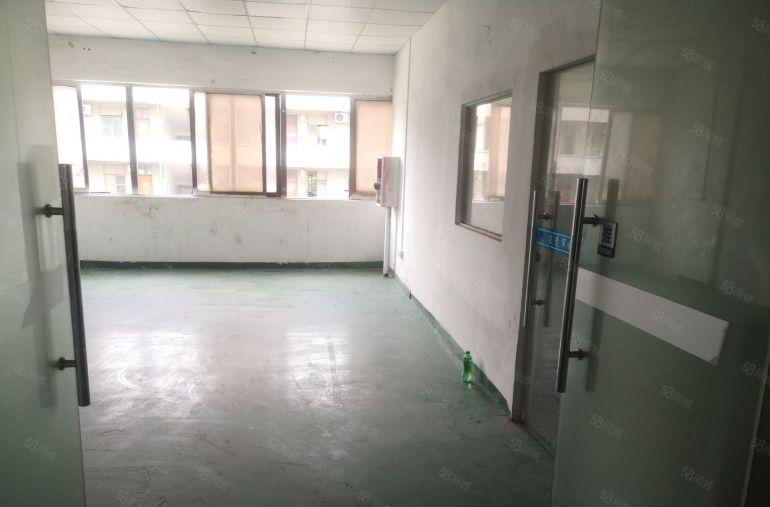 塘厦龙背岭三楼标准厂房低价出租，工业园区空地大好停车交通方便