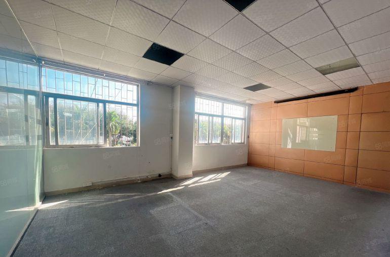 塘厦镇中心标准楼上1600平方，现成精装修，水电齐全！