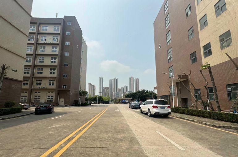 凤岗雁田工业园区红本厂房一楼1100平出租带行车精装修6米